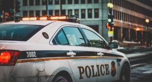 警察、危険、過激